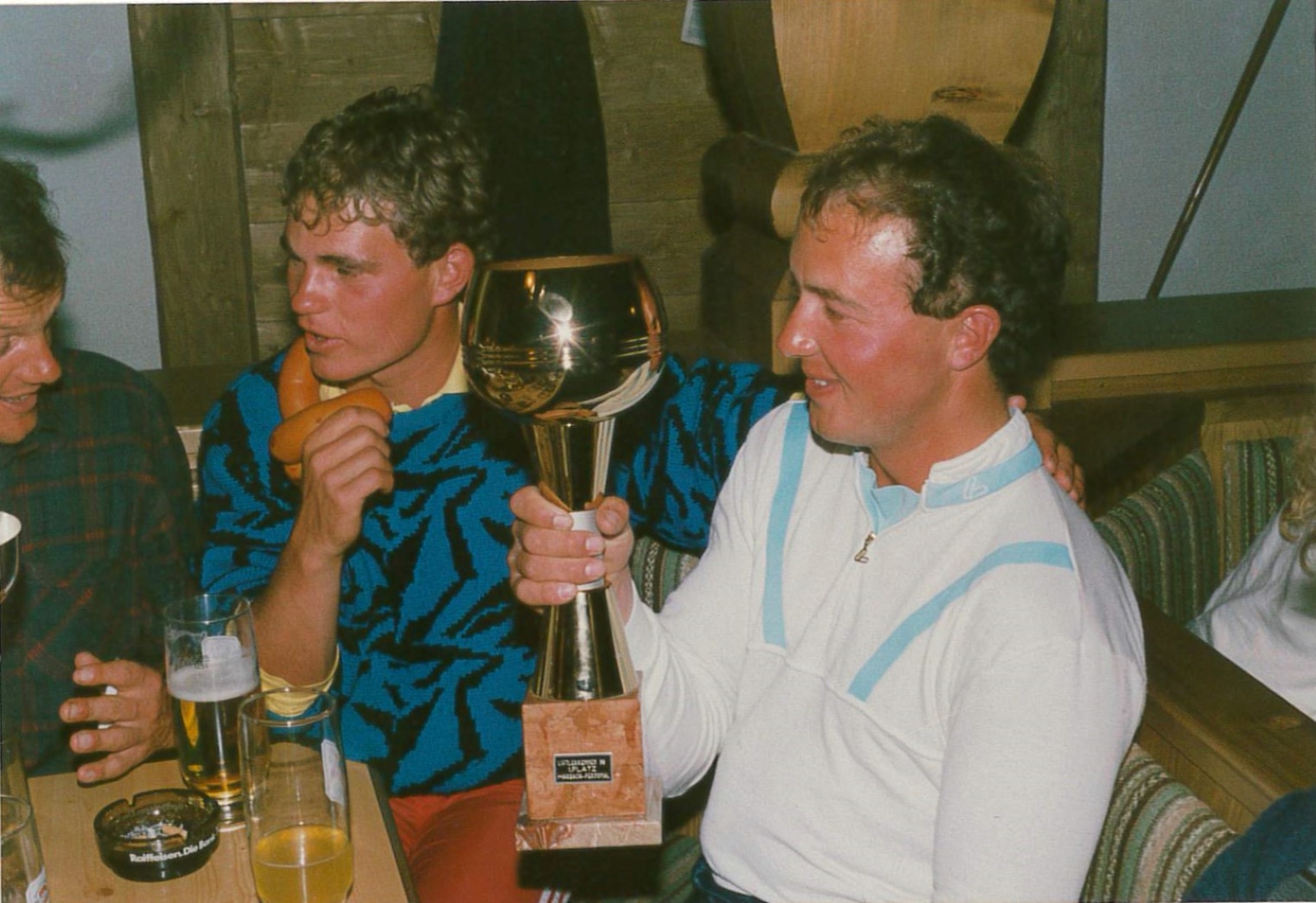 "Norl" im Jahr 1989 mit Liftlerkollegen. Diesen Pokal hätte er sich immer noch verdient für seine hervorragende Arbeitsleistung.