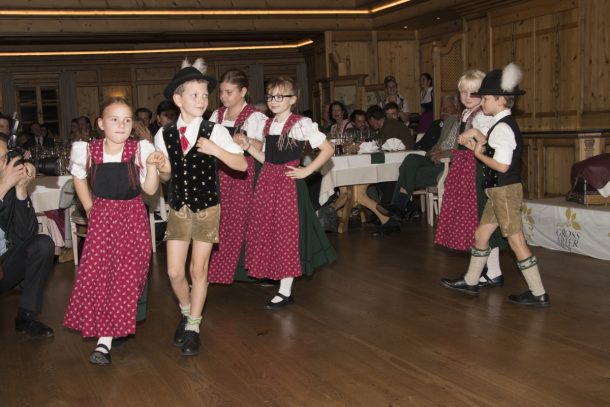 Die Kinder der Volkstanzgruppe Großarltal eröffnen den Tanz