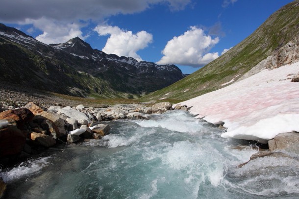 Blick über den Gletscherbach hinweg hinauf zum Keeskogel