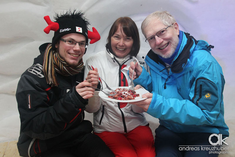 Das Kerschmuaß beim Skikeriki im Großarltaler Riesen-Schnee-Iglu schmeckt Florian, Andrea und Wolfgang Hobl!