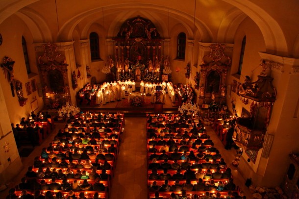 Osternacht in der Pfarrkirche Großarl bei Kerzenschein