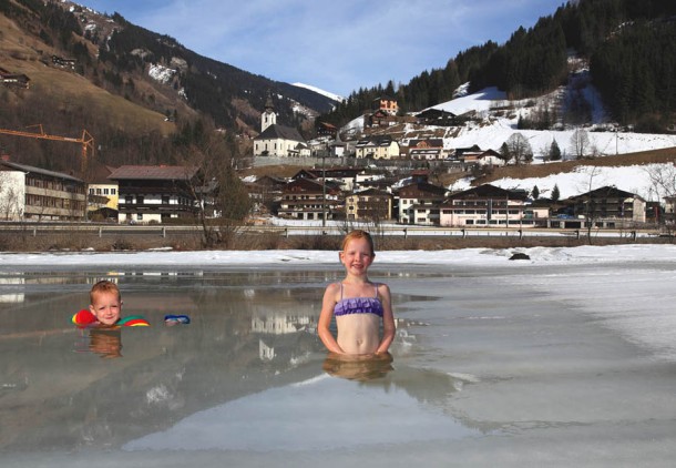 Christina und Tomi planschen vergnügt im neuen Thermal-Badesee in Großarl.