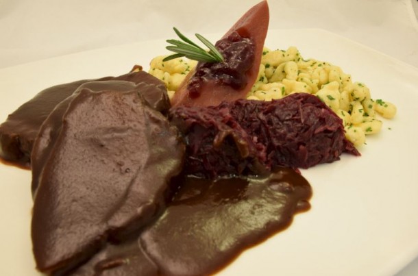 Hirschbraten mit Spätzle und Blaukraut - herbstlicher Rezepttipp aus der Nesslerhofküche