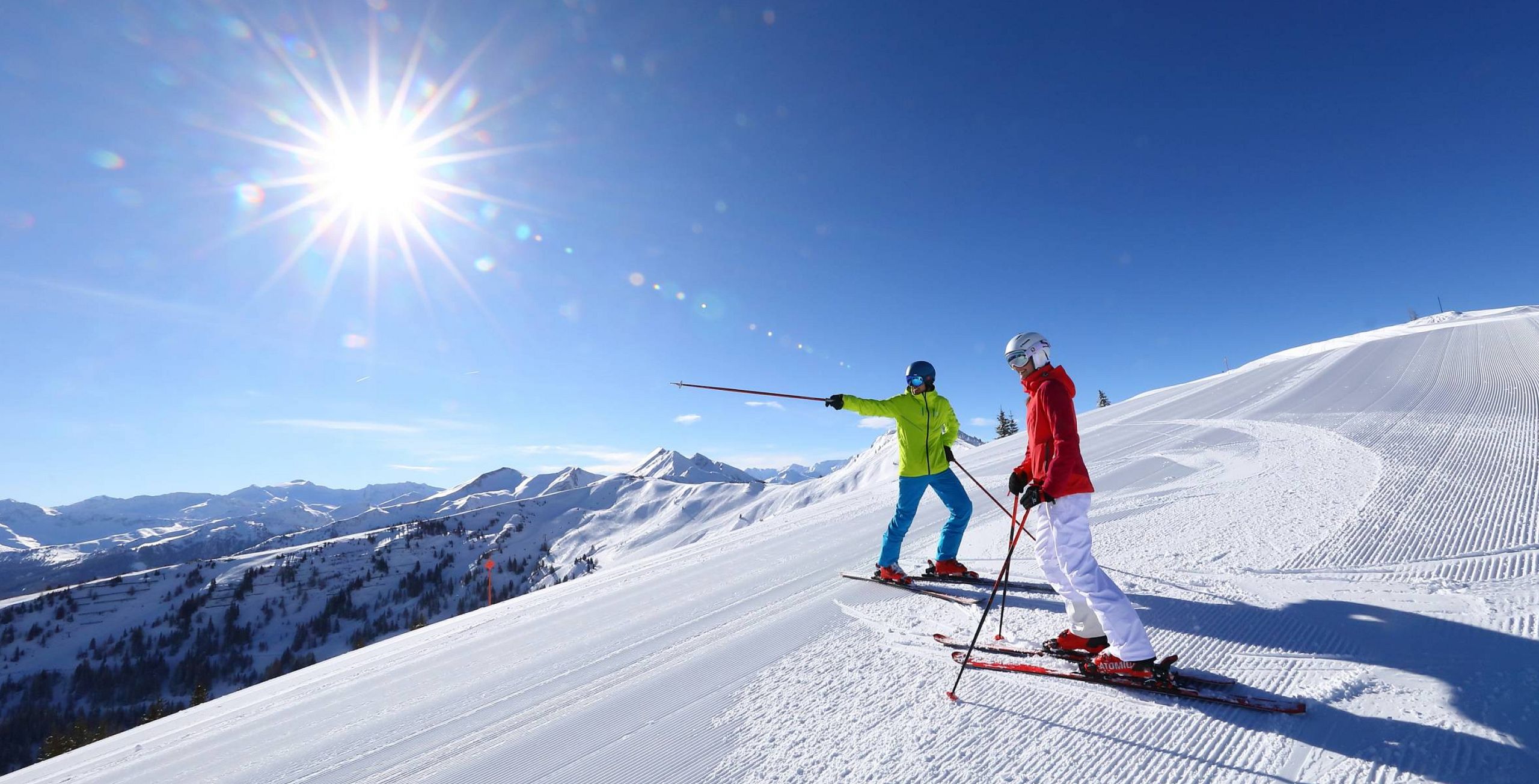 Zwei Skifahrer auf der Skipiste im Großarltal.
