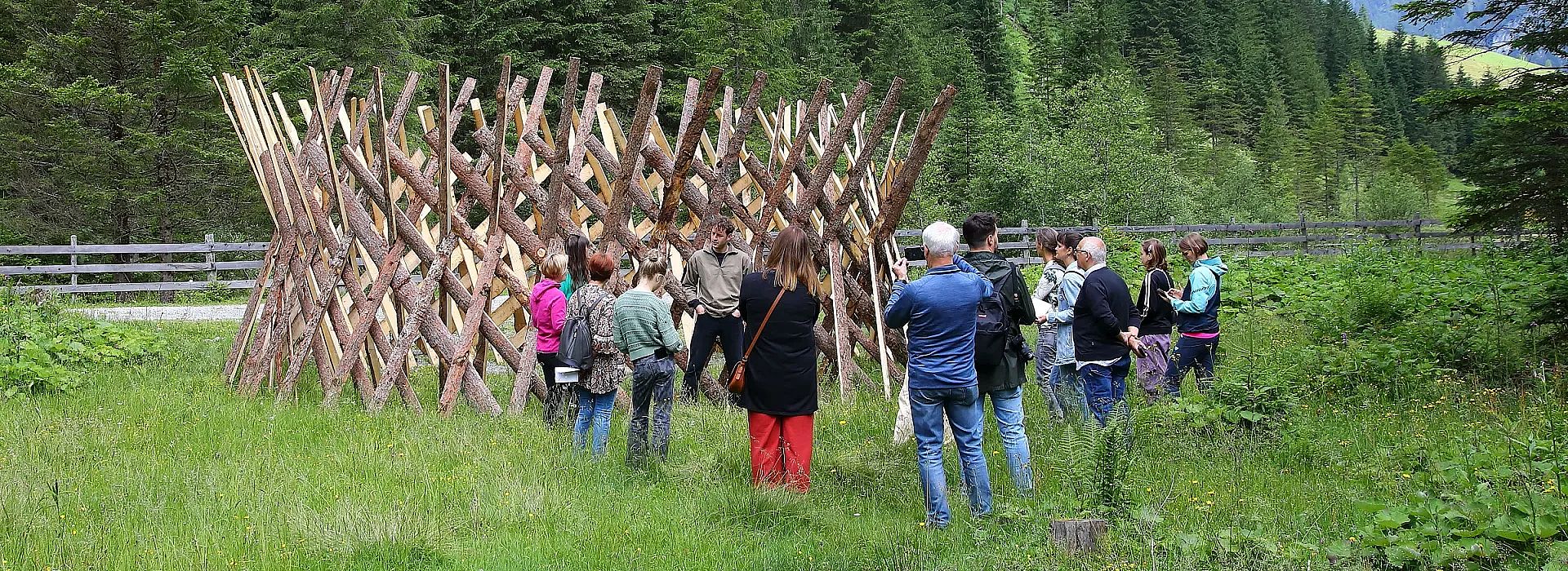 Mehrere Personen besichtigen ein Kunstwerk der Kunstroas