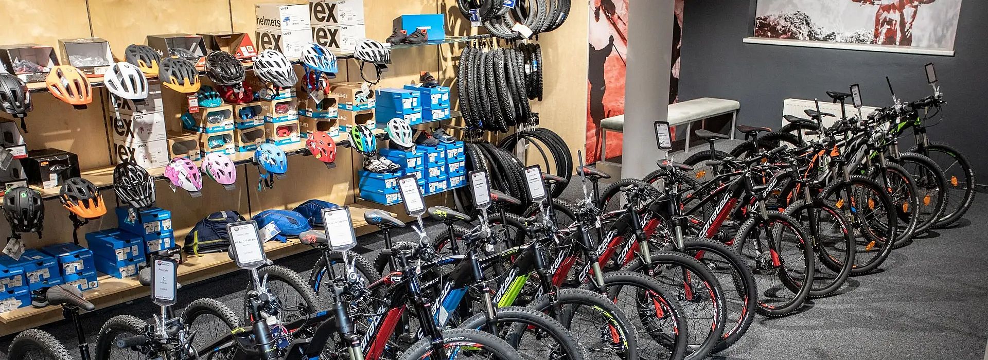 Mountainbikes und Helme im Sportgeschäft