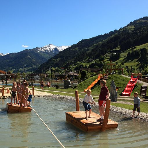 Abenteuerspielplatz Floß fahren