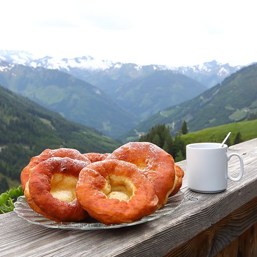 Bauernkrapfen mit Kaffee (1)