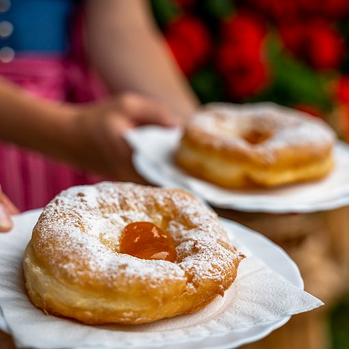 Bauernkrapfen mit Marillenmarmelade (1)