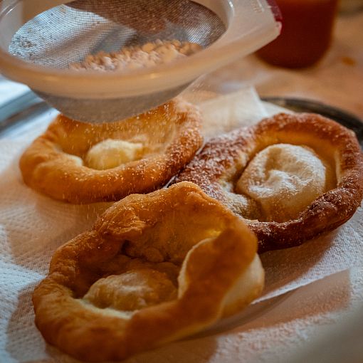 Bauernkrapfen mit Staubzucker