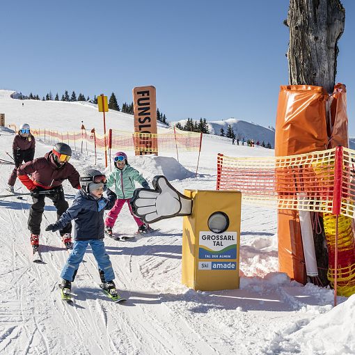 Familie beim Skifahren (1)