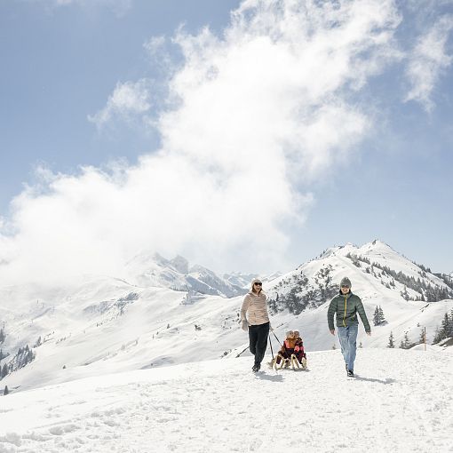 Familie macht Winterwanderung