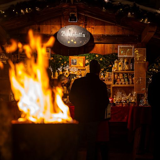Feuerschale vor Adventmarkthütte