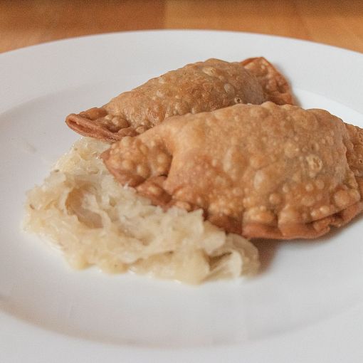 Fleischkrapfen mit Sauerkraut