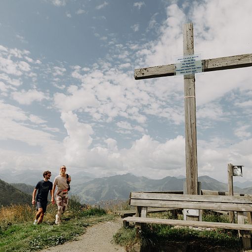 Paar wandert auf den Kreuzkogel