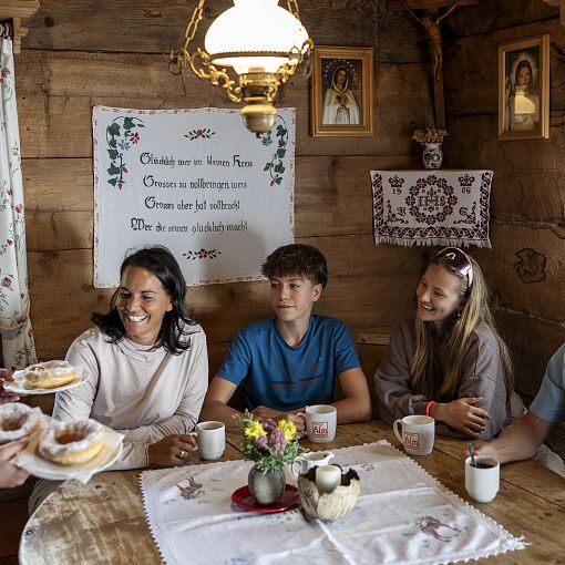 Bauernkrapfen werden serviert in der Maurachalm