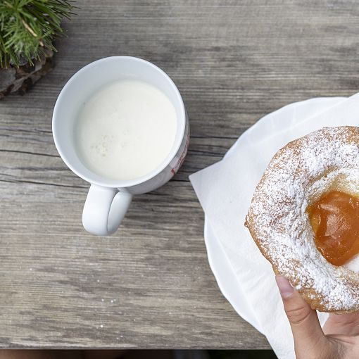 Bauernkrapfen and milk