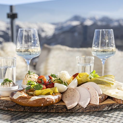 Jause auf der Skihütte