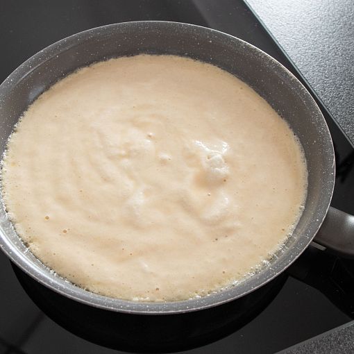 Kaiserschmarrn Teig in der Pfanne
