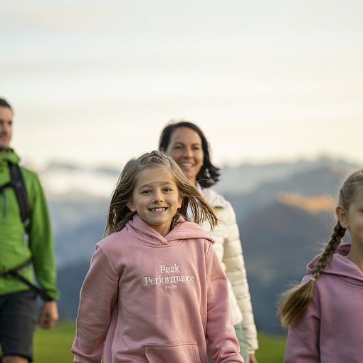 Kinder beim Wandern gehen