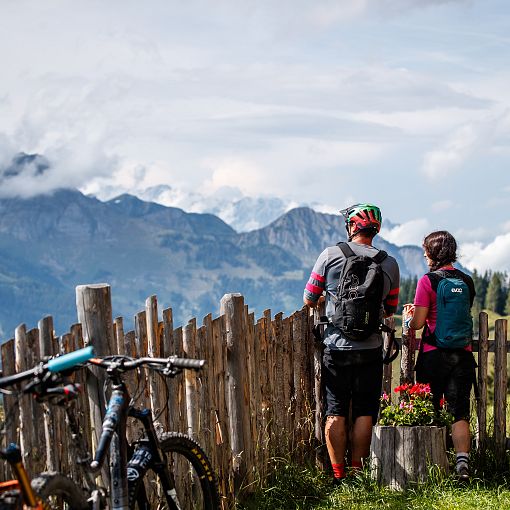 Biker beim Aussicht genießen