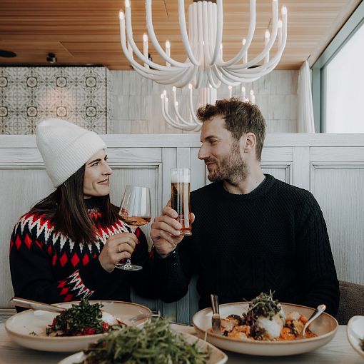 Paar bei der Einkehr