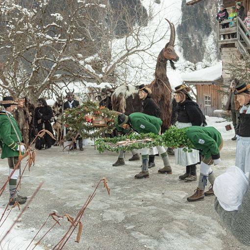 Schönperchten verneigen