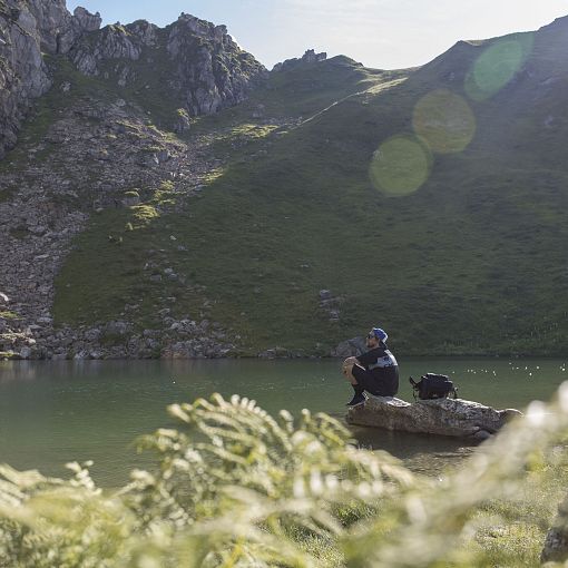 Wanderer beim Schuhflickersee