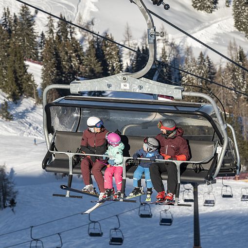 Sessellift fahren im Skigebiet