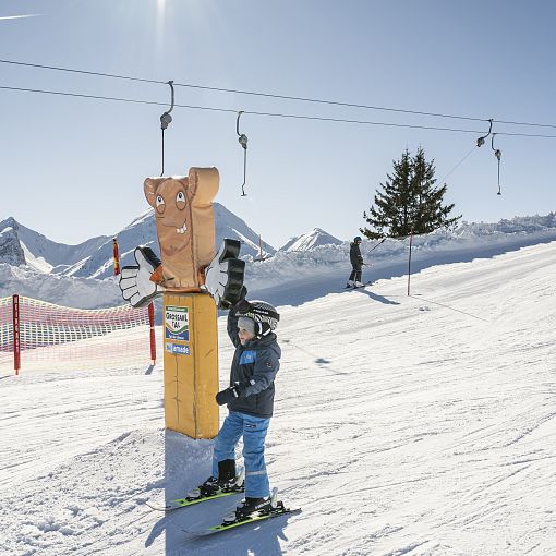 Kinder beim Ski fahren