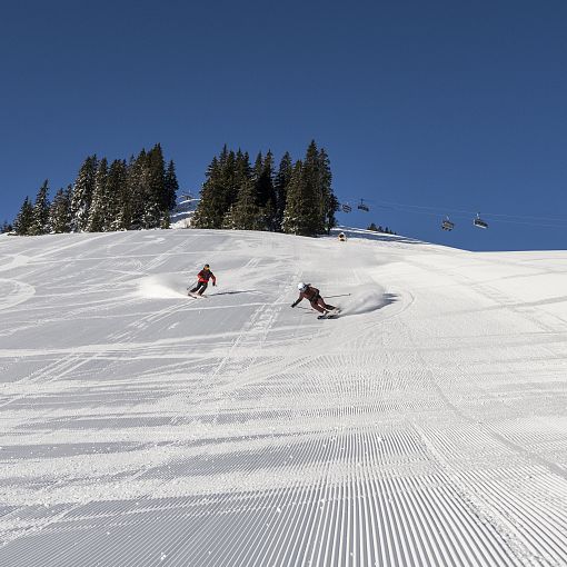 Skifahren mit Blick auf Sessellift