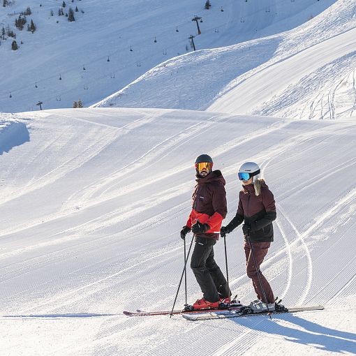 Skipiste mit Skifahrern