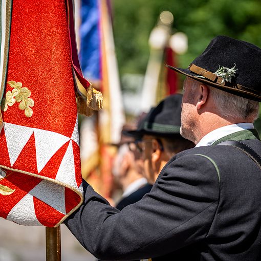 Fahnenträger beim Umzug