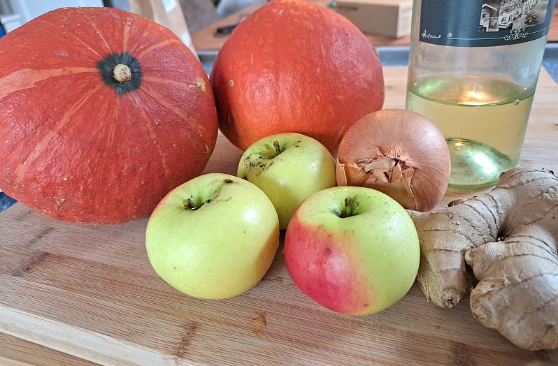 Zutaten für die Kürbis-Apfel Cremesuppe