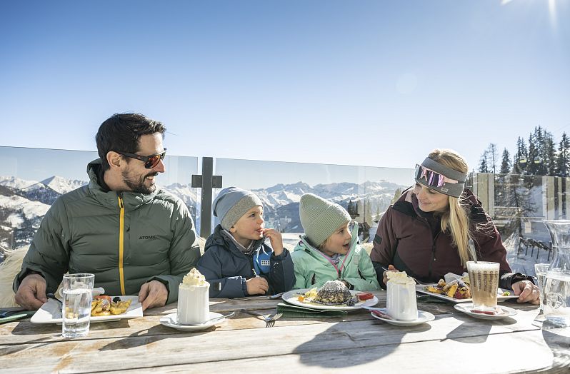 Einkehr mit Familie auf Skihütte