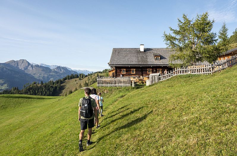 Family hiking to the Bichlalm