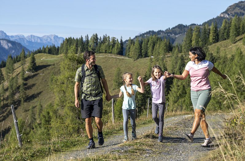 Kinder beim Wandern