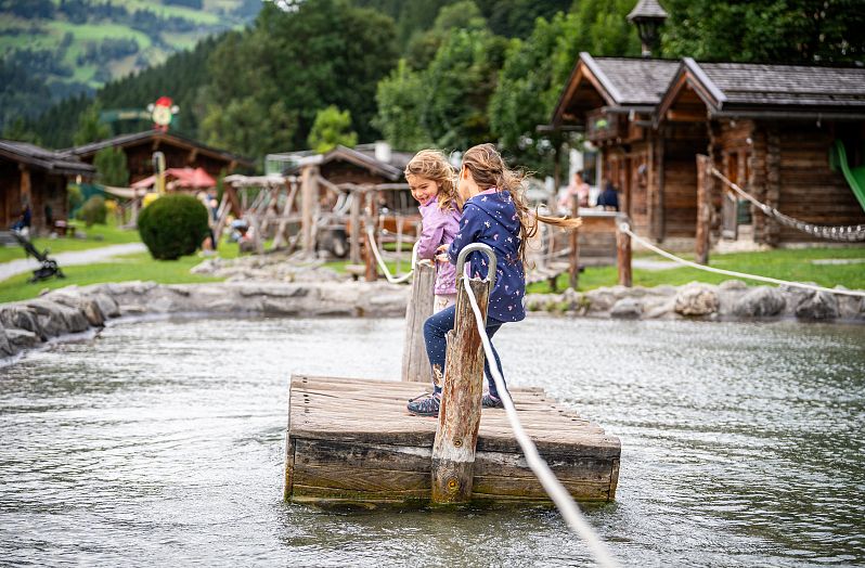Abenteuerspielplatz Floß fahren