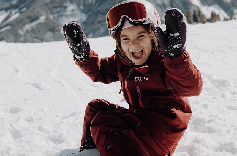 Kind sitzt im Schnee (3)