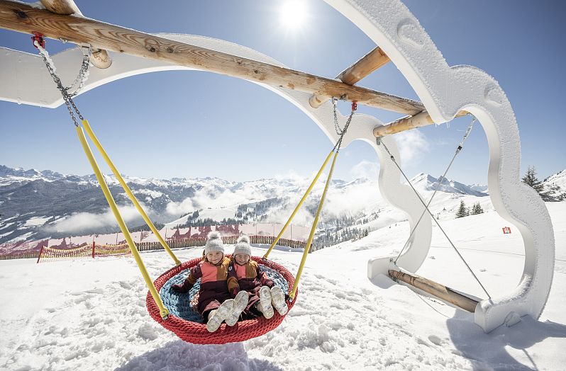 Kinder schaukeln am Kieserl (1)