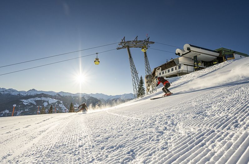 Skifahrer mit Blick auf Panoramabahn