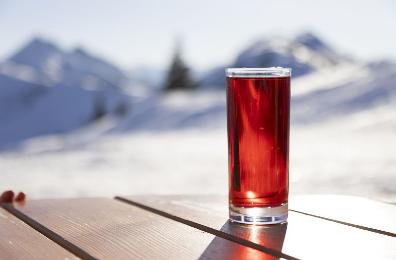 Familie beim Essen auf Skihütte