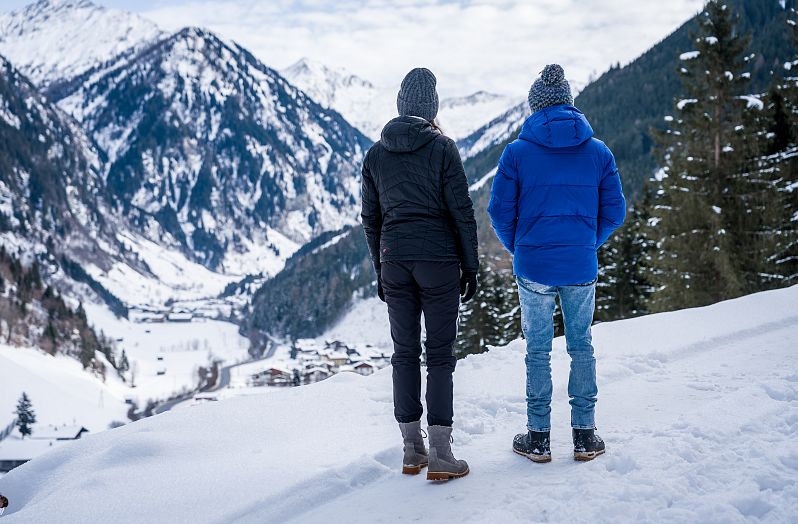 Winterwanderer beim Aussicht genießen