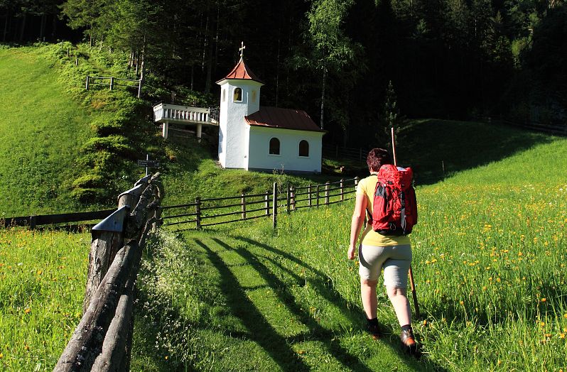 Wolfaukapelle mit Wanderer