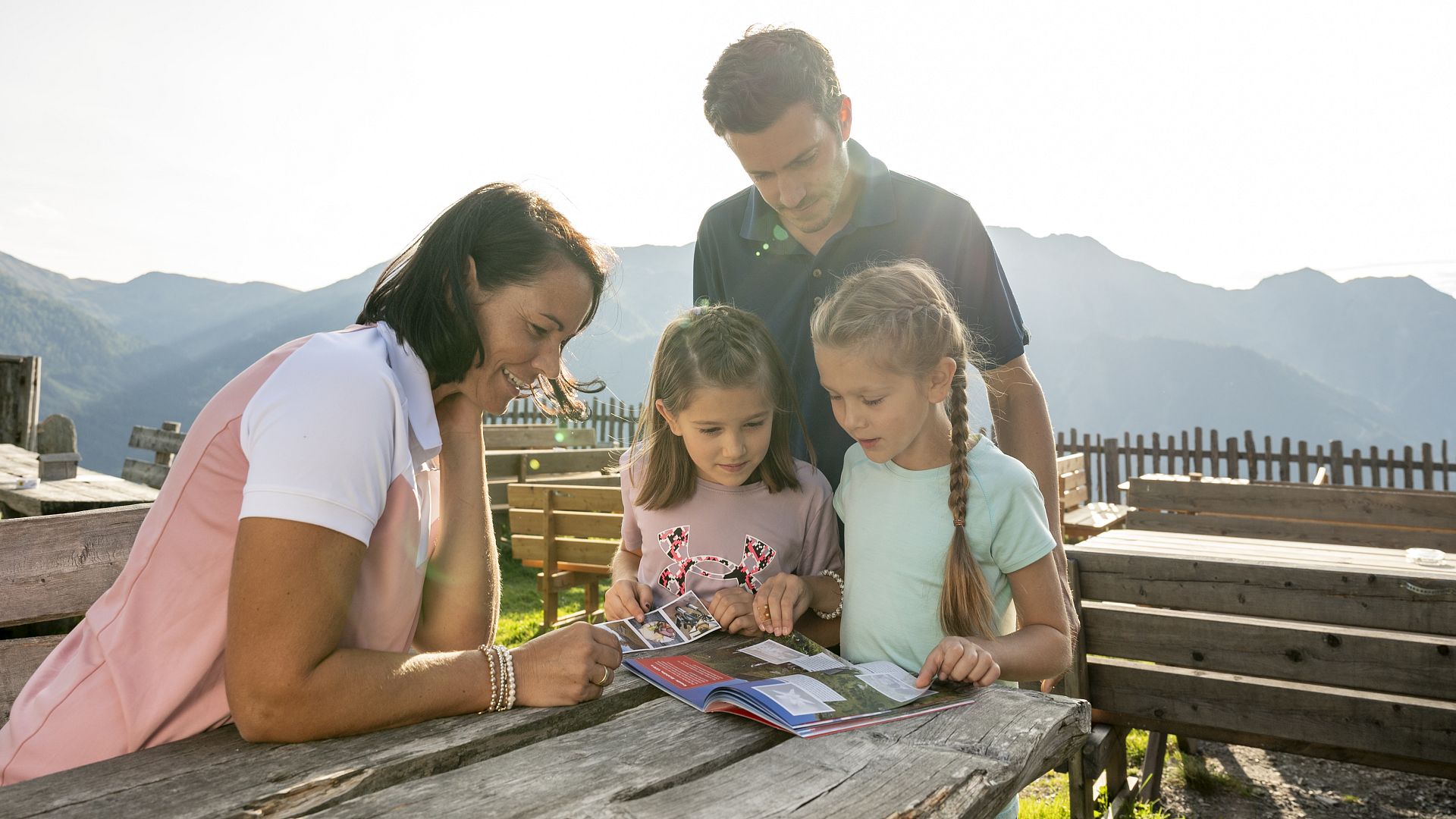 Kinder beim Sticker sammeln