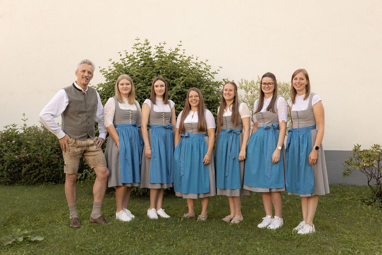 Teamfoto von allen Mitarbeitern im Tourismusverband Großarltal
