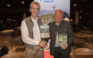 Die Autoren Thomas Wirnsperger und Walter Mooslechner mit ihrem neuen Buch "Von den Bergdörfern zur Tourismusregion".
