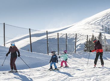 familie-beim-skifahren-lorenz-masser-23