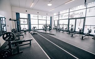 Heller, großzügiger Functional-Fitness-Bereich mit verschiedenen Trainingsgeräten.