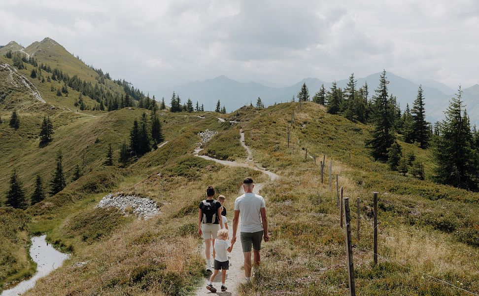 Eine Familie wandert am Wanderweg am Kieserl im Großarltal.